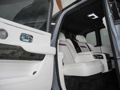 Used 2022 Rolls-Royce Cullinan w/ Dark Exterior Package AWD/4WD image 40