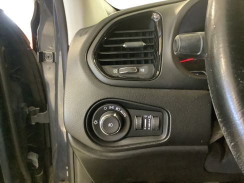 Used 2020 Jeep Renegade Altitude FWD image 19