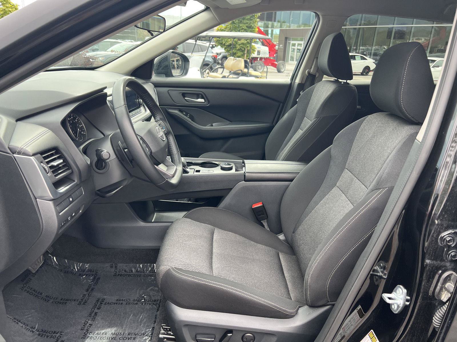 Used 2025 Nissan Rogue SV AWD/4WD image 3