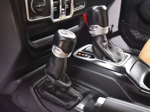 Used 2018 Jeep Wrangler Unlimited Sahara AWD/4WD image 26