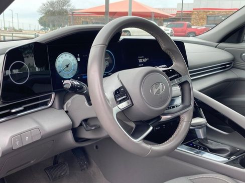 Used 2025 Hyundai Elantra SEL image 9