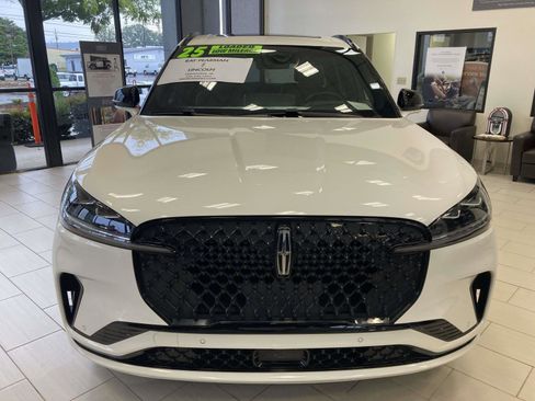 Used 2025 Lincoln Aviator Reserve w/ Equipment Group 201A image 12