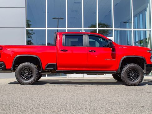 Used 2024 Chevrolet Silverado 2500 ZR2 w/ Technology Package AWD/4WD image 4