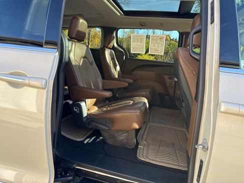 Used 2017 Chrysler Pacifica Limited image 15