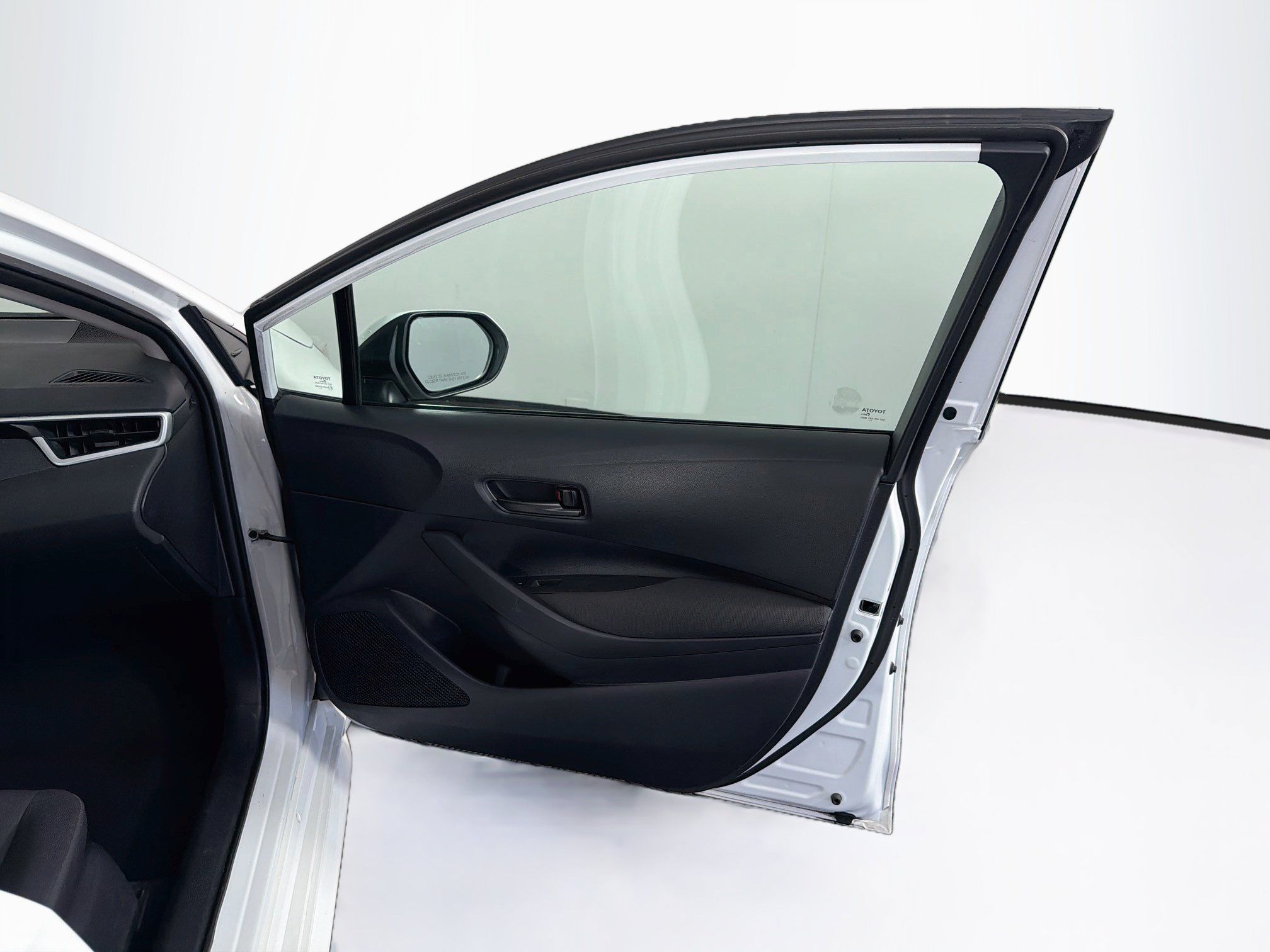 Used 2025 Toyota Corolla LE FWD image 31