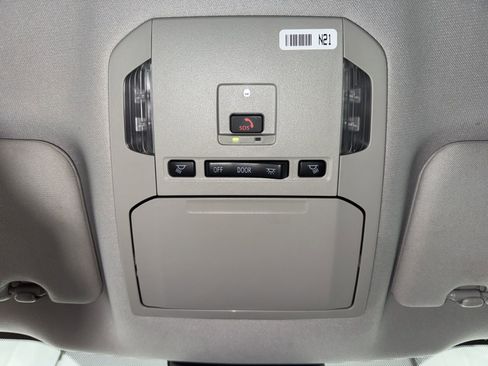 Used 2024 Toyota Highlander LE AWD/4WD image 30