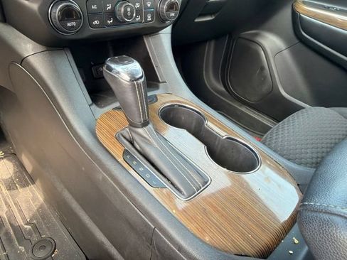 Used 2019 GMC Acadia SLE FWD image 21
