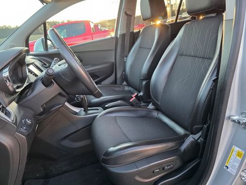 Used 2017 Chevrolet Trax LT w/ LT Convenience Package image 12