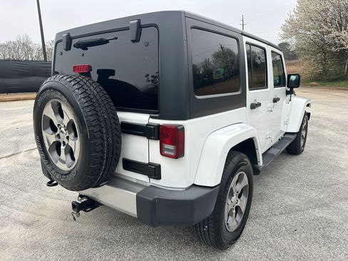 Used 2018 Jeep Wrangler Unlimited Sahara w/ Connectivity Group AWD/4WD image 5