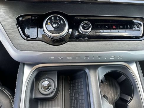 Used 2025 Ford Expedition Platinum AWD/4WD image 16
