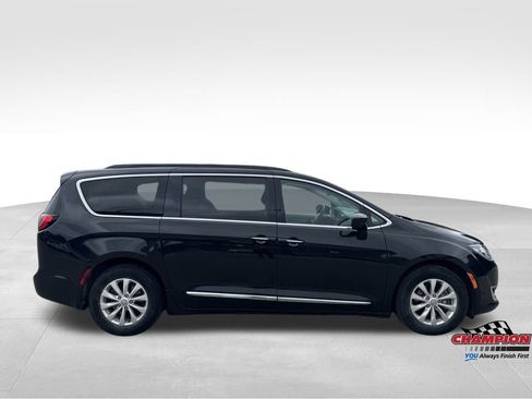 Used 2017 Chrysler Pacifica Touring-L image 8