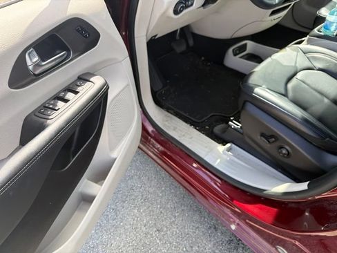 Used 2023 Chrysler Pacifica Touring-L FWD image 11