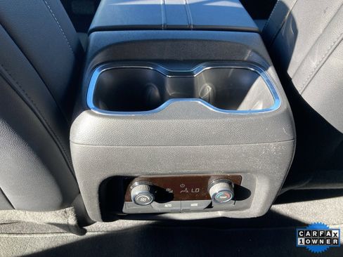 Used 2025 Chevrolet Traverse LT image 34