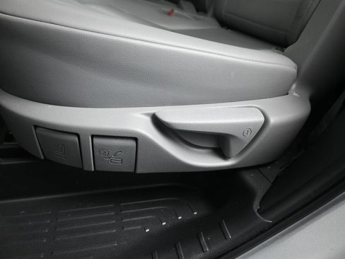 Used 2023 Toyota Highlander XLE image 31