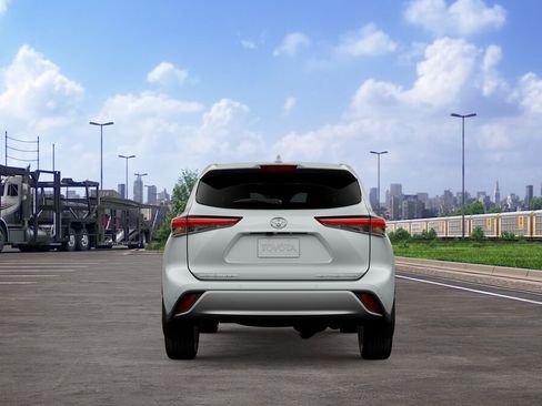 New 2026 Toyota Highlander Platinum image 8
