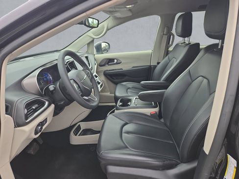 Used 2023 Chrysler Pacifica Touring-L FWD image 11