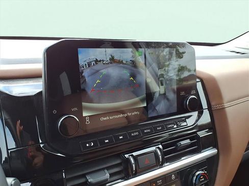 Used 2025 Nissan Pathfinder Platinum image 12