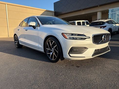 Used 2020 Volvo S60 T5 Momentum image 3