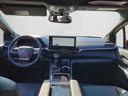Used 2025 Toyota Sienna XLE Woodland Edition image 17