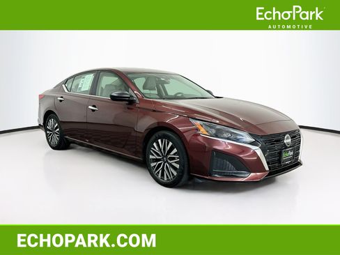 Used 2025 Nissan Altima 2.5 SV FWD image 1
