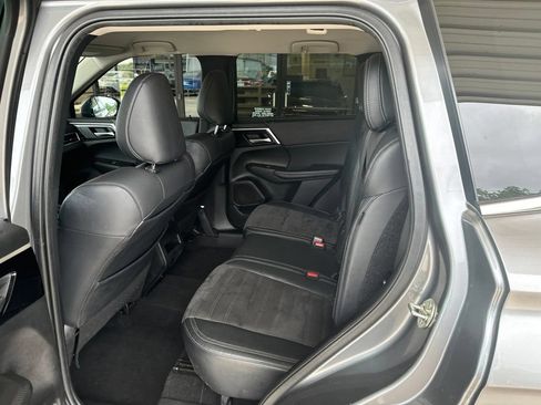 Used 2023 Mitsubishi Outlander SE FWD image 11