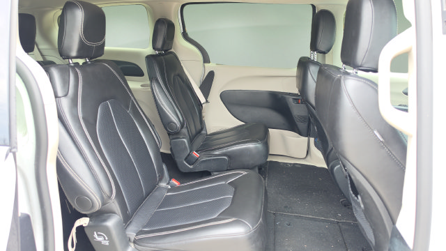Used 2024 Chrysler Pacifica Touring-L FWD image 14