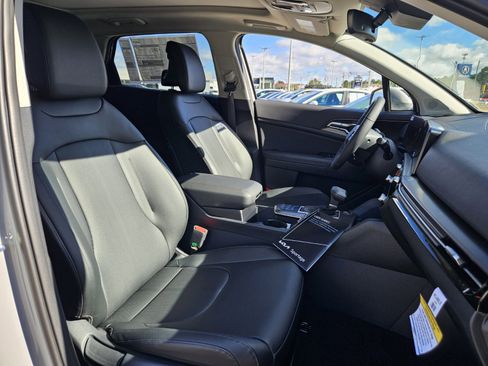 New 2025 Mitsubishi Outlander SE image 11