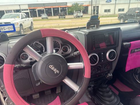 Used 2010 Jeep Wrangler Unlimited Sahara AWD/4WD image 11