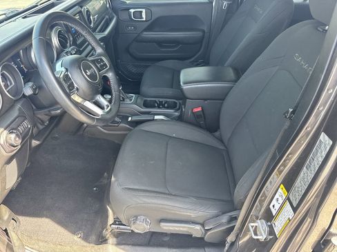 Used 2018 Jeep Wrangler Unlimited Sahara image 9