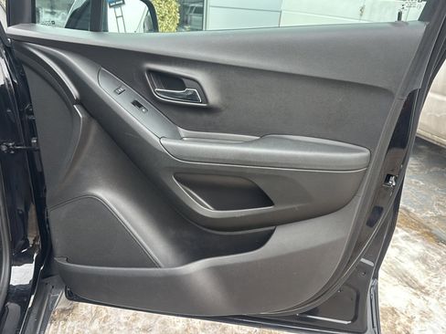 Used 2018 Chevrolet Trax LT w/ LT Convenience Package image 17