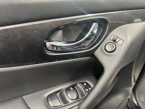 Used 2017 Nissan Rogue S image 6