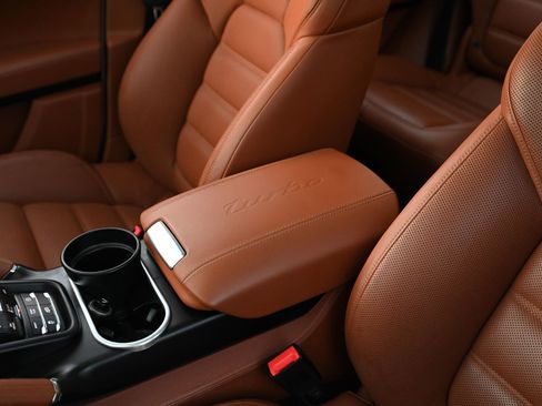 Used 2016 Porsche Cayenne Turbo image 25