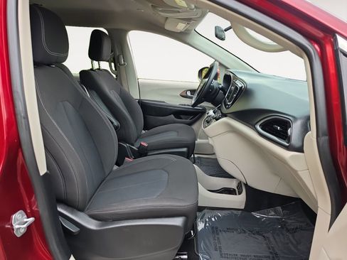 Used 2021 Chrysler Voyager L FWD image 15