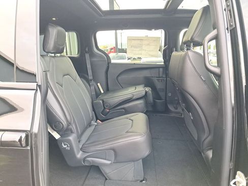 New 2026 Chrysler Pacifica Select w/ S Appearance Package FWD image 14