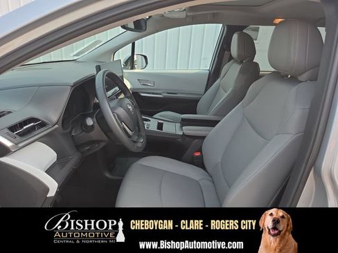 Used 2025 Toyota Sienna XLE FWD image 7