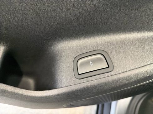 Used 2025 Chevrolet Traverse LT image 21