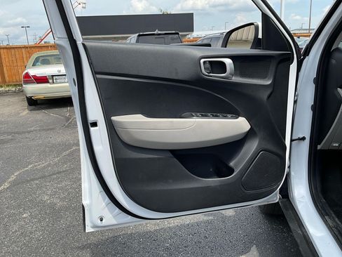 Used 2025 Hyundai Venue SEL FWD image 18