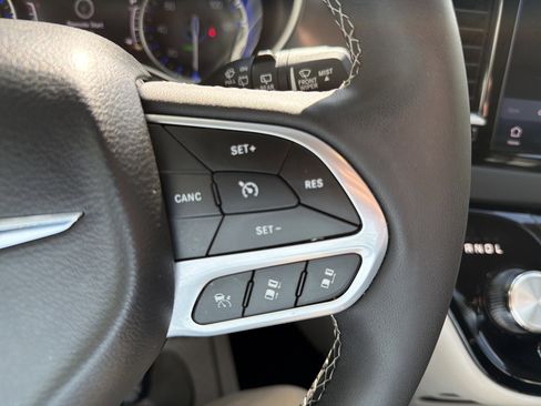 Used 2024 Chrysler Pacifica Touring-L FWD image 20