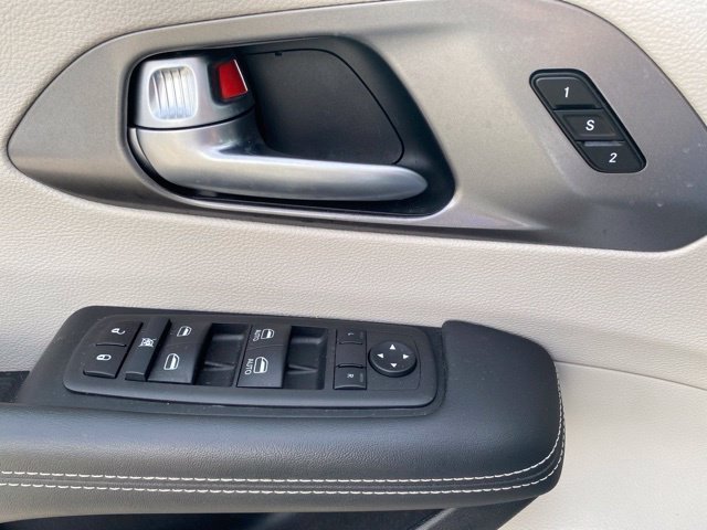 Used 2024 Chrysler Pacifica Touring-L FWD image 26