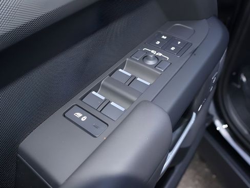 New 2026 Land Rover Defender 110 X-Dynamic SE image 11