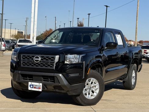 Used 2024 Nissan Frontier SV image 2