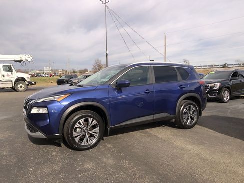 Used 2023 Nissan Rogue SV w/ SV Premium B Package image 3