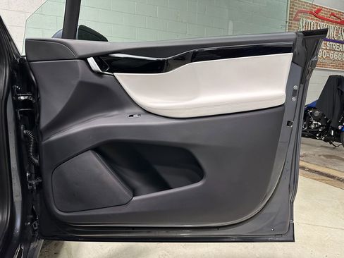 Used 2019 Tesla Model X image 13