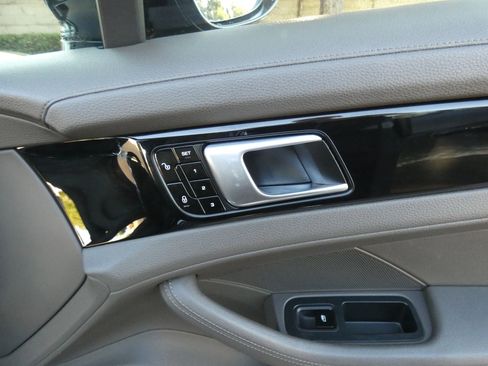 Used 2018 Porsche Panamera 4 image 35