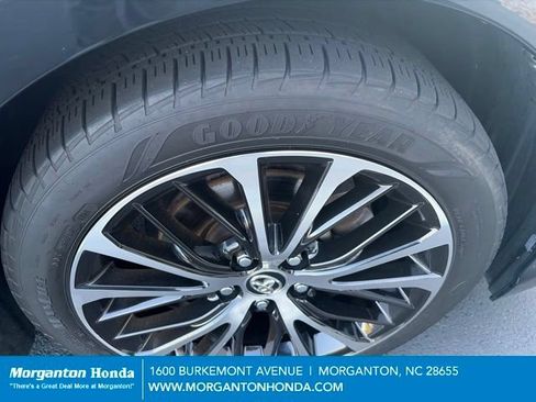 Used 2018 Toyota Camry SE w/ Moonroof Package FWD image 10
