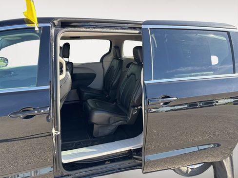 Used 2024 Chrysler Pacifica Touring-L FWD image 28