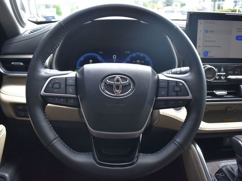 Certified 2024 Toyota Highlander Limited AWD/4WD image 9