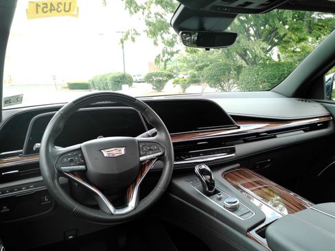 Certified 2024 Cadillac Escalade Premium Luxury AWD/4WD image 4