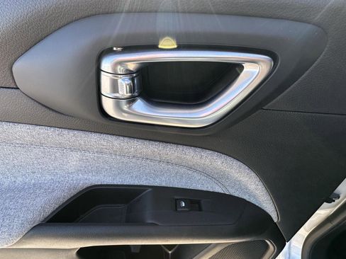 Used 2024 Jeep Compass Latitude image 32