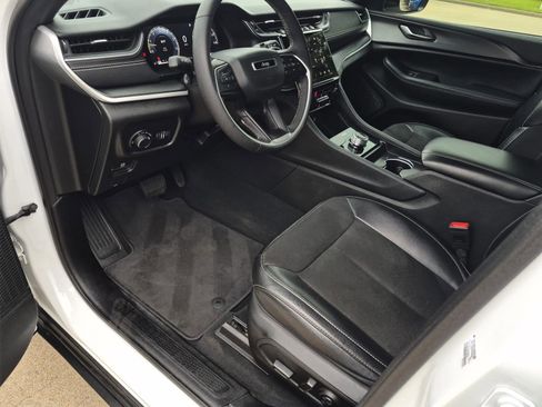 Used 2024 Jeep Grand Cherokee L Altitude image 11